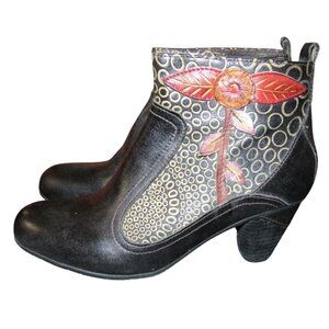 L'ARTISTE Black Floral Embossed Leather Block Stack Heel Ankle Bootie 38